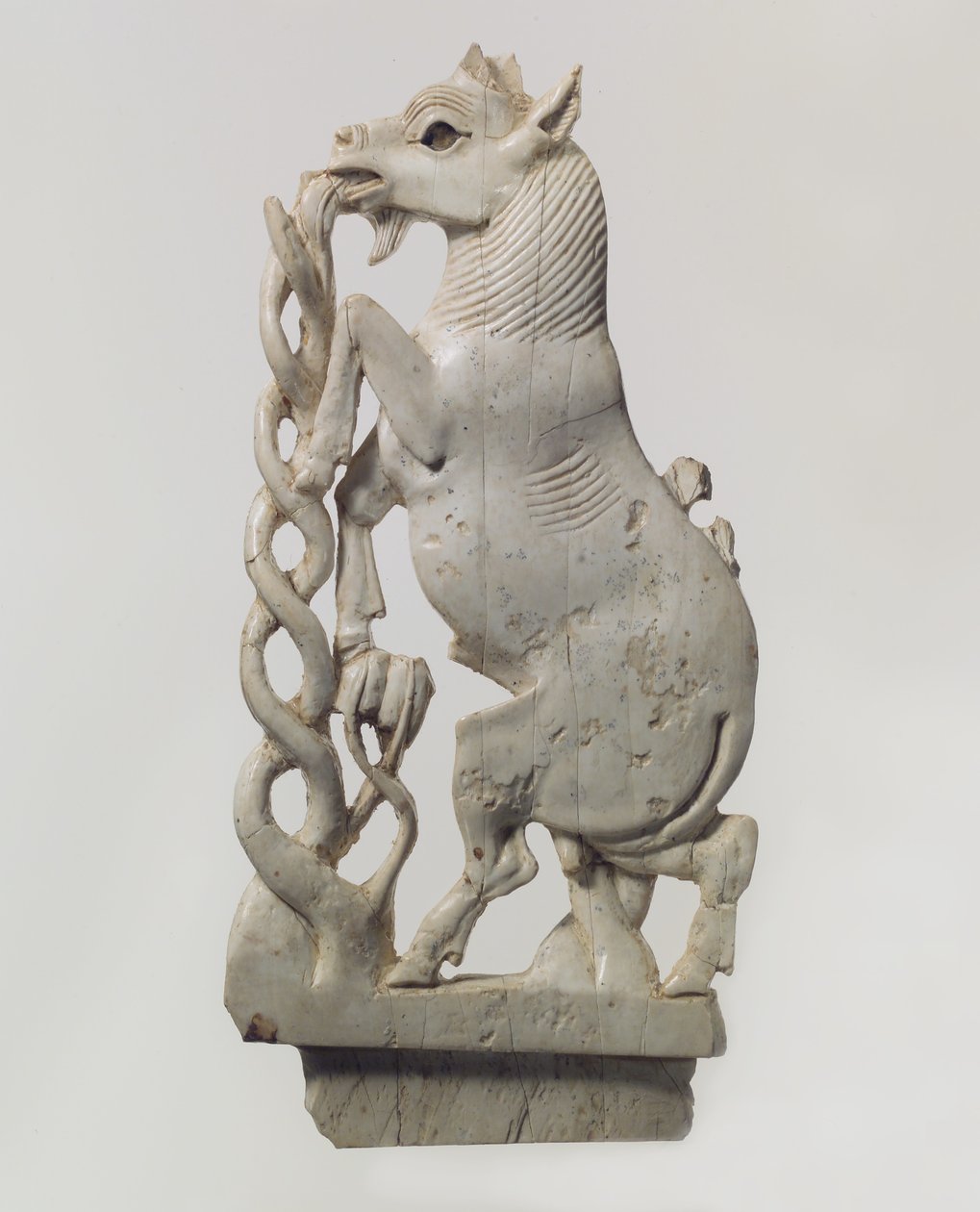 Gennembrudt møbelplade med en opdrætsged, ca. 9.-8. århundrede f.Kr. af Neo Assyrian