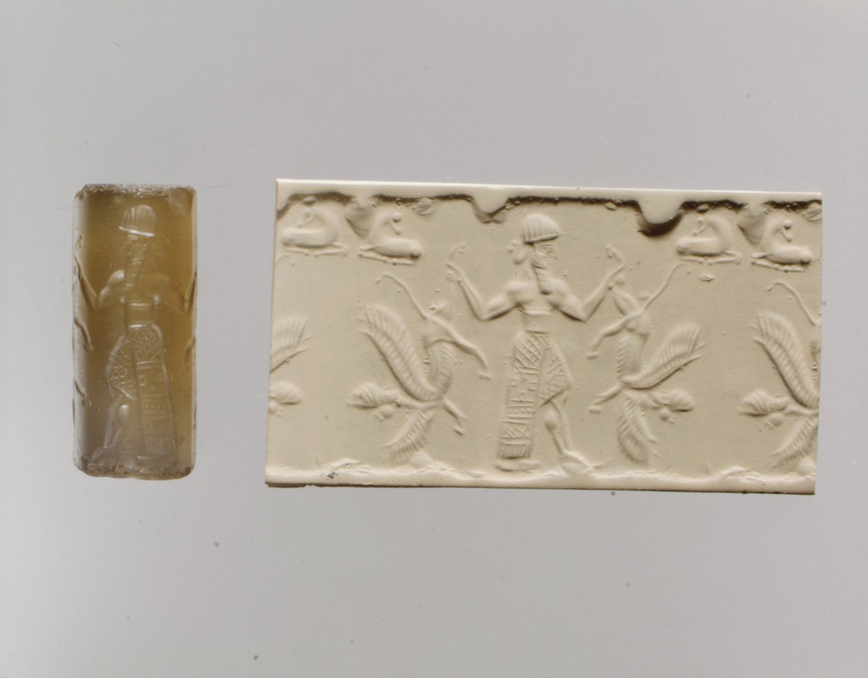 Cylinderforsegling og moderne indtryk: mandlig figur, der dominerer løver med menneskehoved, ca. 8.-7. århundrede f.Kr. (kalcedon) af Neo Assyrian Neo Assyrian