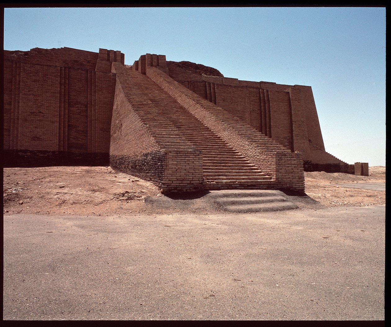 Udsigt over trappen til den rekonstruerede ziggurat, 2050 f.Kr af Neo Sumerian