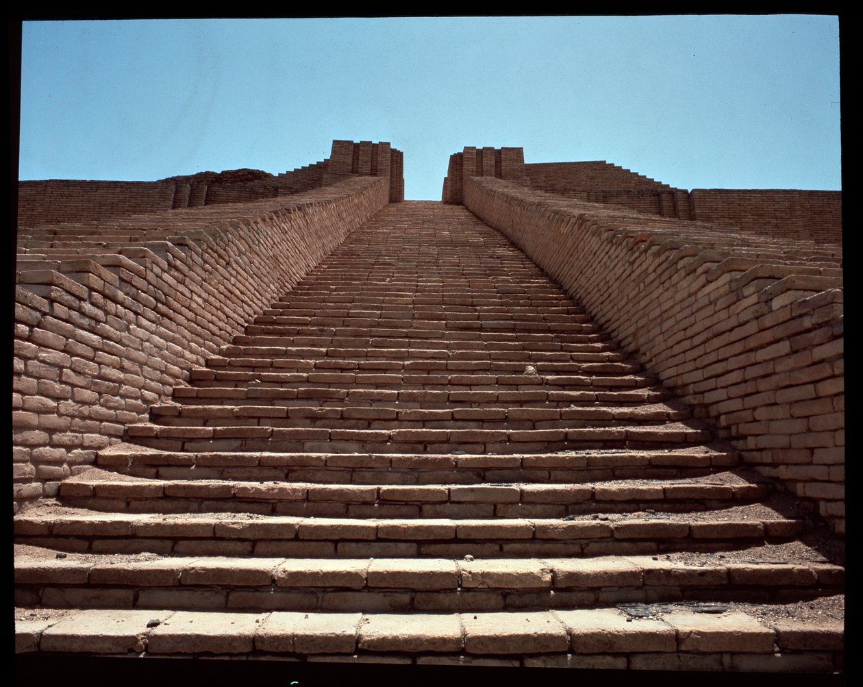 Udsigt over trappen til den rekonstruerede ziggurat, 2050 f.Kr af Neo Sumerian