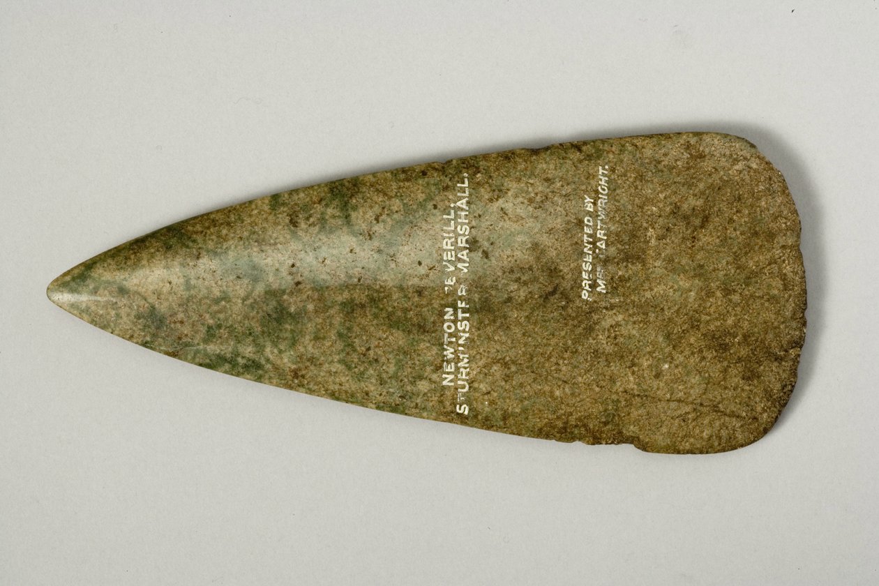 Øksehoved, 4500-2500 f.Kr. (poleret grøn sten) (se 270531 for recto) af Neolithic