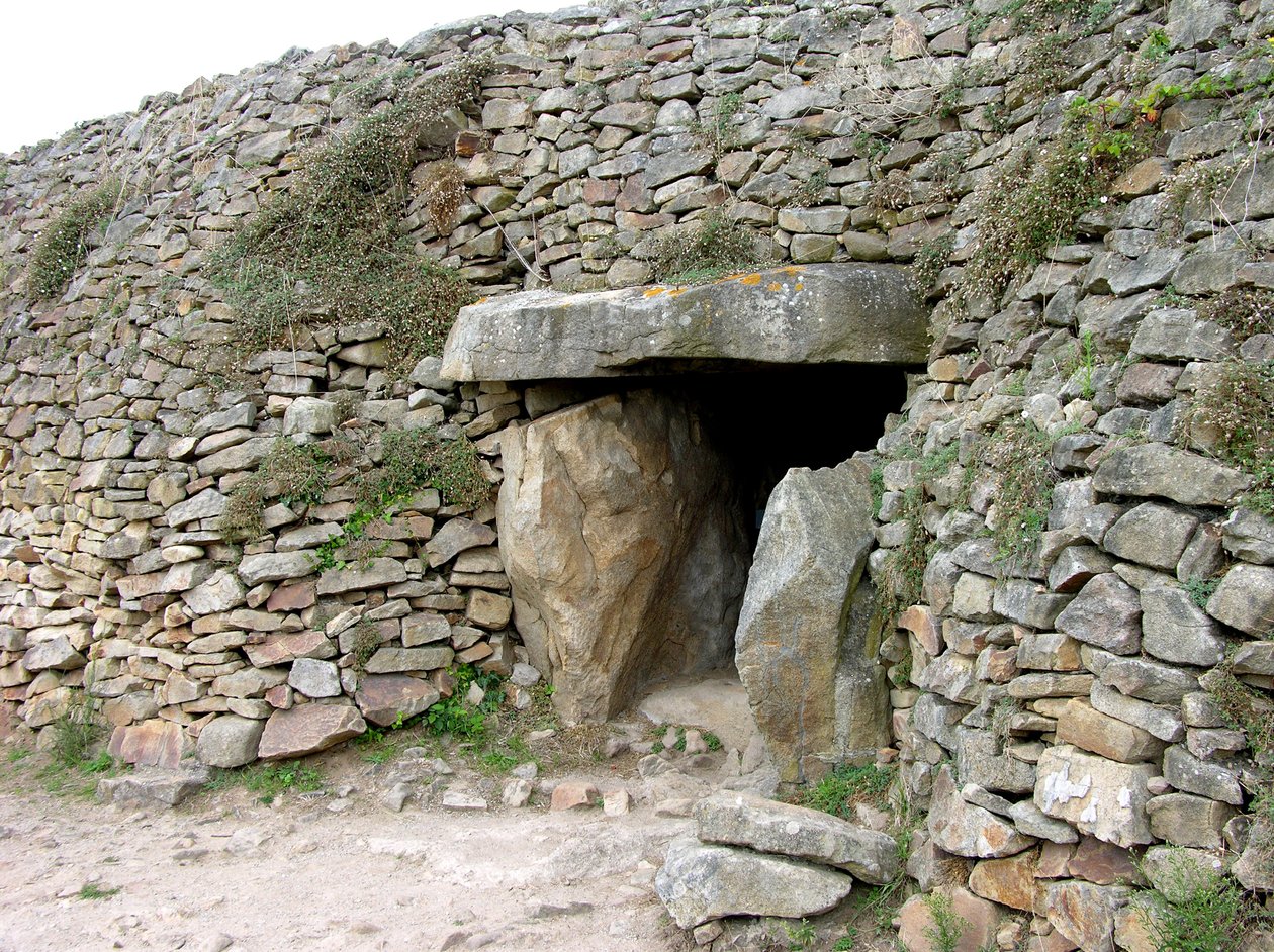 Indgang til jættestuen, opdaget 1825 af Neolithic