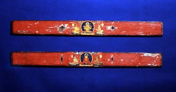 Sutra-omslag, der viser en siddende Bodhisattva (Prajnaparamita) (øverst) og Buddha omgivet af en mandorla (forneden), ca. 1100 (polykromt træ og blæk på palmeblade) (for detaljer se 114239) af Nepalese School