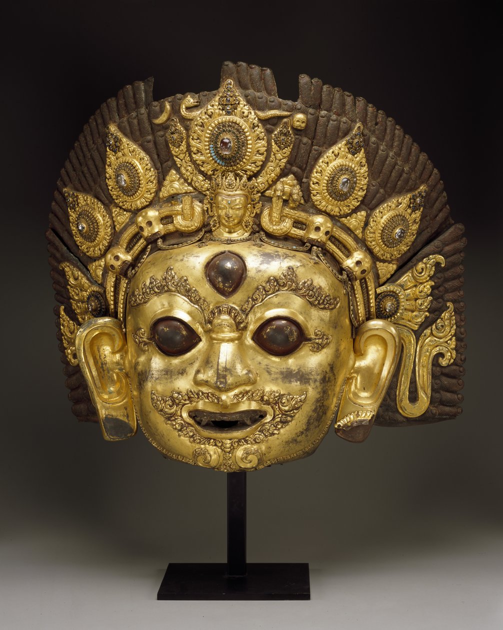 Maske af Bhairava (forgyldt kobber repoussé & ædelsten) af Nepalese School
