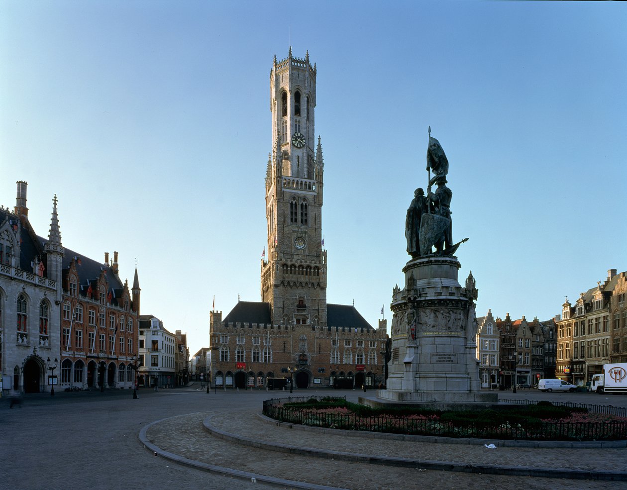Udsigt over klokketårnet, Halle og hovedtorvet af Netherlandish School