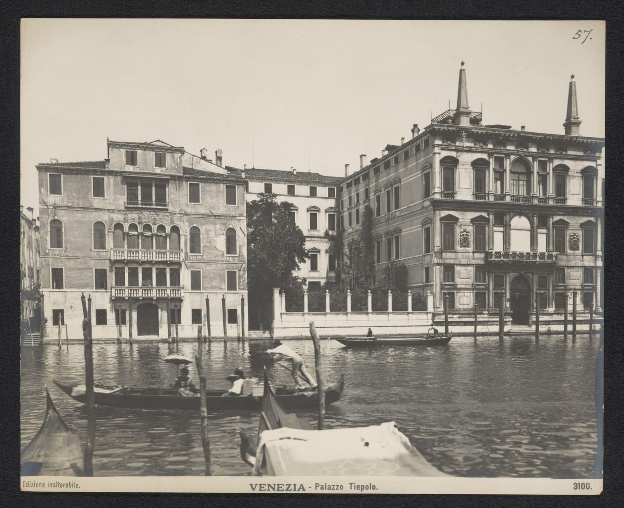 Ydersiden af ​​et palads i Venedig Venedig - Palazzo Tiepolo (titel på objekt) af Neue Photographische Gesellschaft
