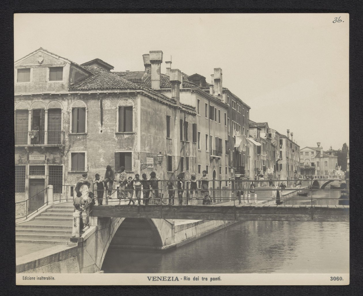 Udsigt over Rio dei Tre Ponti i Venedig Venedig - Rio dei tre ponti (titel på objekt) af Neue Photographische Gesellschaft