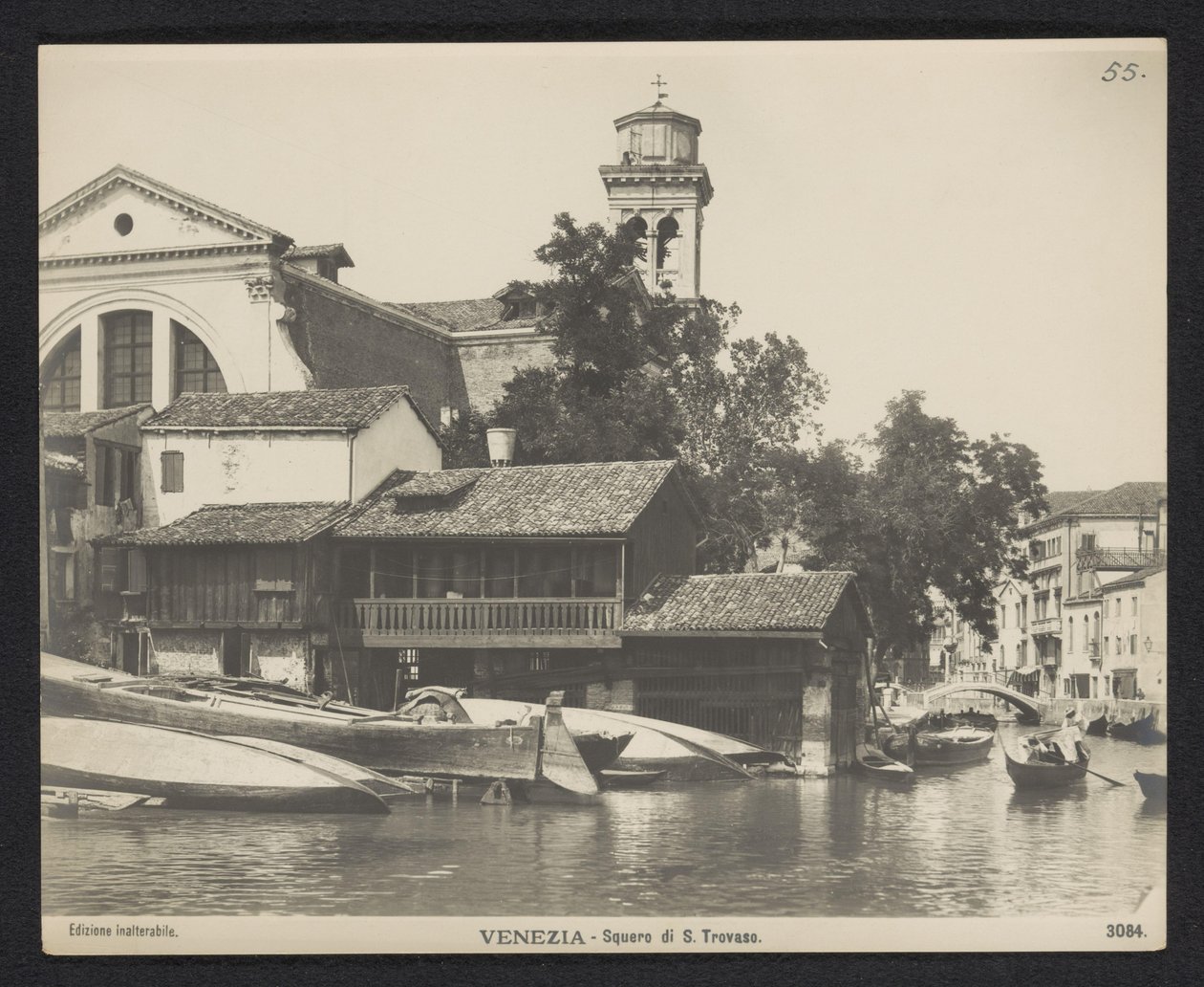 Udsigt over gondolværkstedet på Squero di San Trovaso i Venedig Venezia - Squero di S. Trovaso (titel på objekt) af Neue Photographische Gesellschaft
