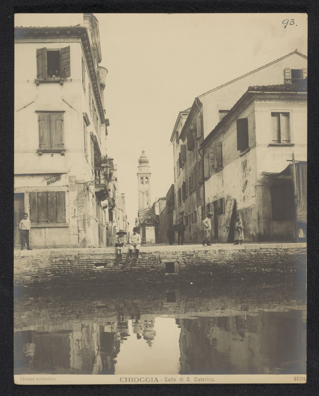 Udsigt over en kaj i Chioggia Chioggia - Calle di S. Caterina (titel på objekt) af Neue Photographische Gesellschaft