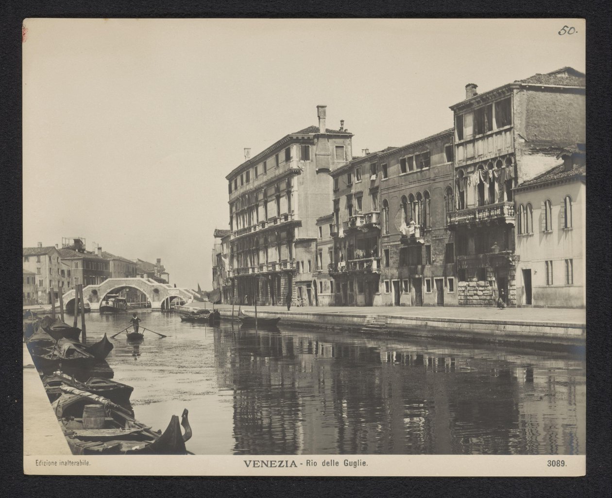 Udsigt over en kanal i Venedig Venedig - Rio delle Guglie (titel på objekt) af Neue Photographische Gesellschaft