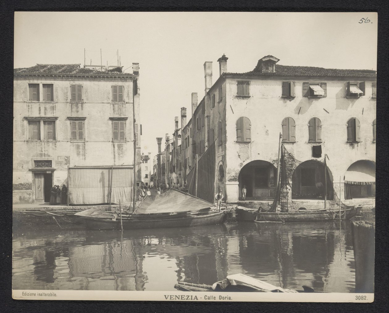 Udsigt over en gade i Venedig Venedig - Calle Doria (titel på objekt) af Neue Photographische Gesellschaft