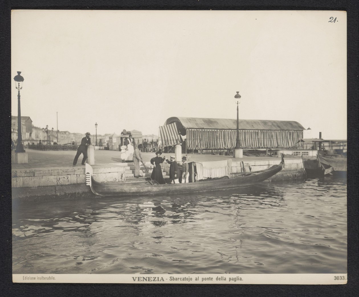 Gondol langs en anløbsbro ved Ponte della Paglia i Venedig Venezia - Sbarcatojo al ponte della paglia (titel på objektet) af Neue Photographische Gesellschaft