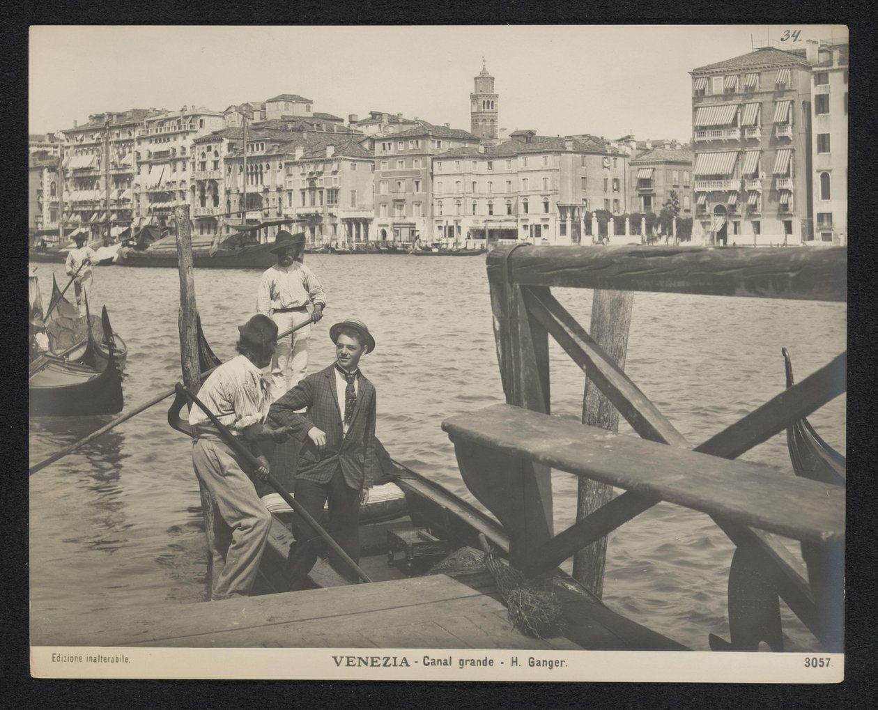 Ung mand på en gondol i Venedig Venezia - Canal Grande - H. Ganger (titel på objekt) af Neue Photographische Gesellschaft