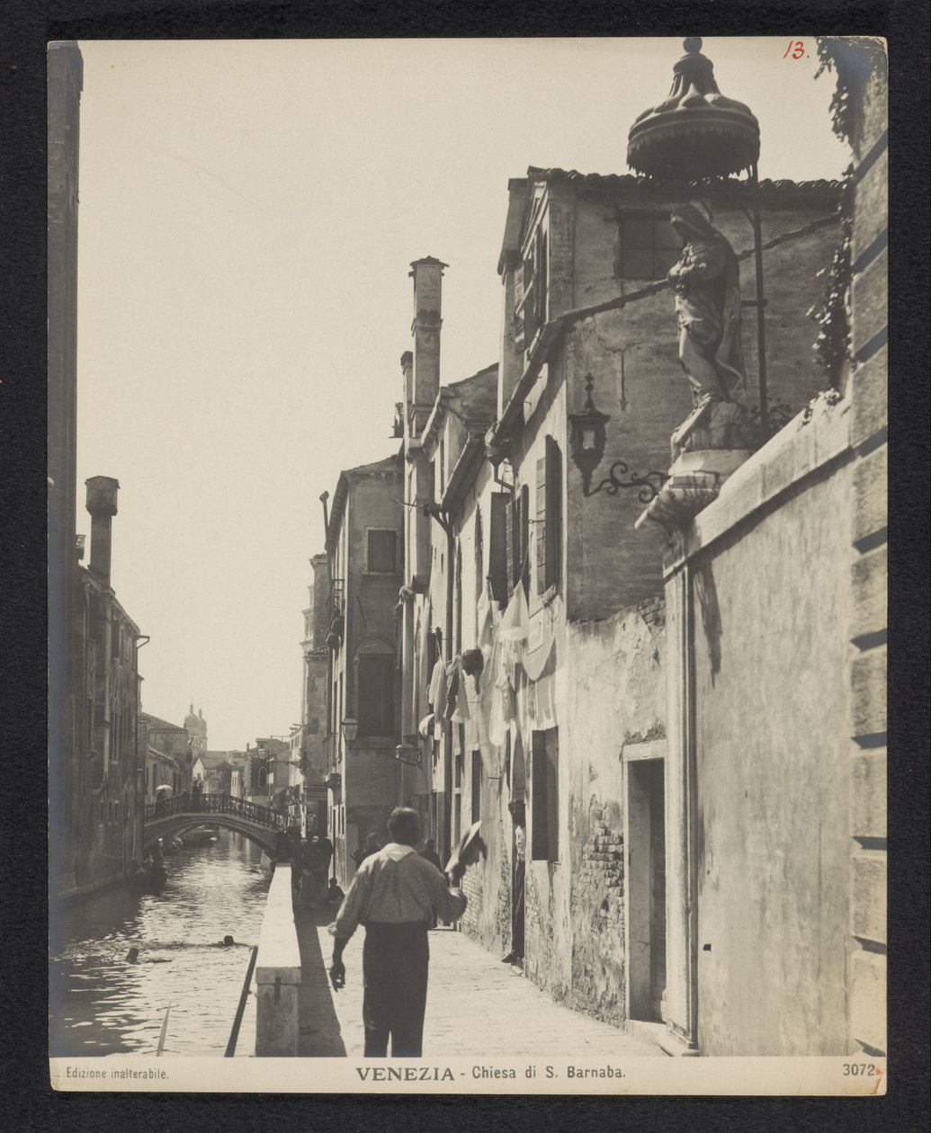Kade langs de Chiesa di San Barnaba te Venetië Venedig - S. Barnaba-kirken (titel på objektet) af Neue Photographische Gesellschaft