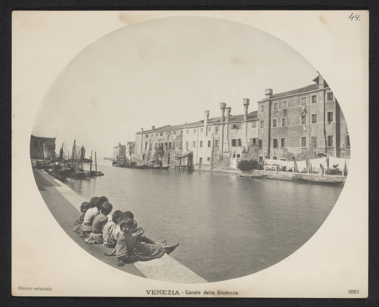 Børn på kajen langs en kanal i Venedig Venedig - Canale della Giudecca (titel på objektet) af Neue Photographische Gesellschaft
