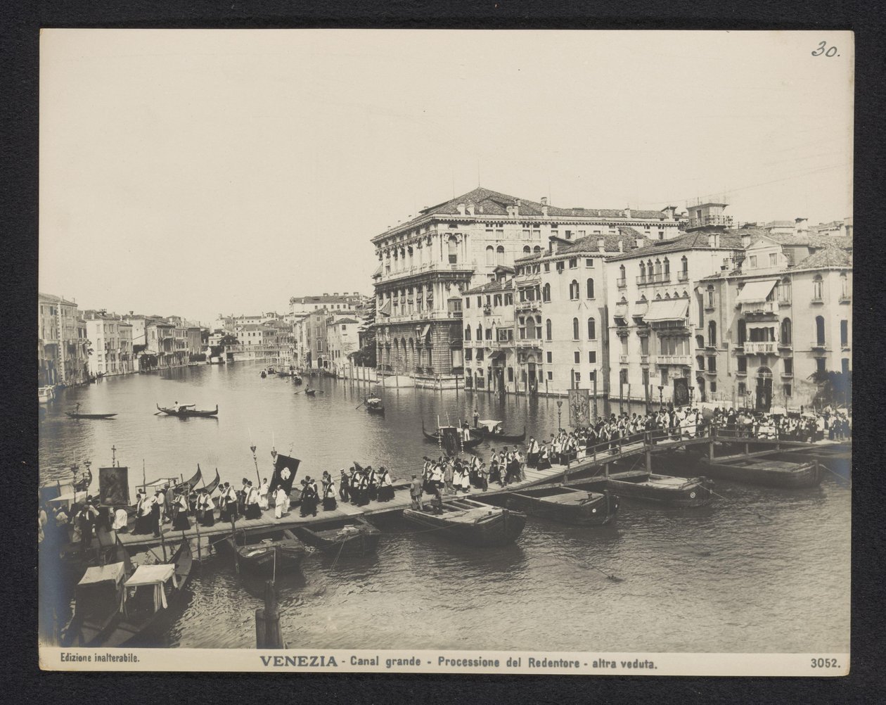 Procession over en pontonbro på Canal Grande i Venedig under Festa del Redentore Venedig - Canal Grande - Processione del Redentore - altra veduta (titel på objekt) af Neue Photographische Gesellschaft