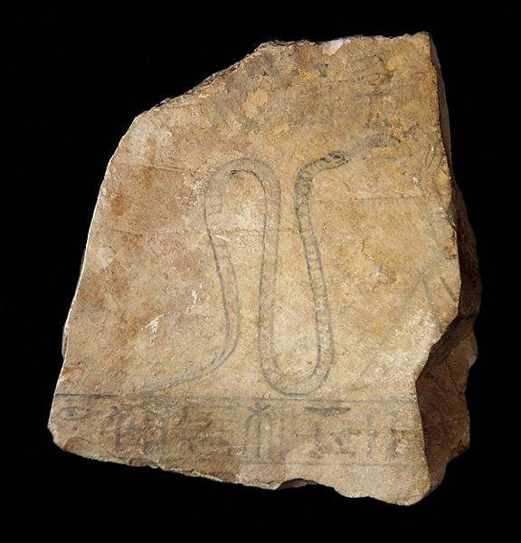 Ostracon dekoreret med en skitse af en kvinde, der knæler foran en slangegudinde, muligvis fra Deir el-Medina, 19.-20. dynasti, 1200-1153 f.Kr. (malet kalksten) (se også 76554) af New Kingdom Egyptian