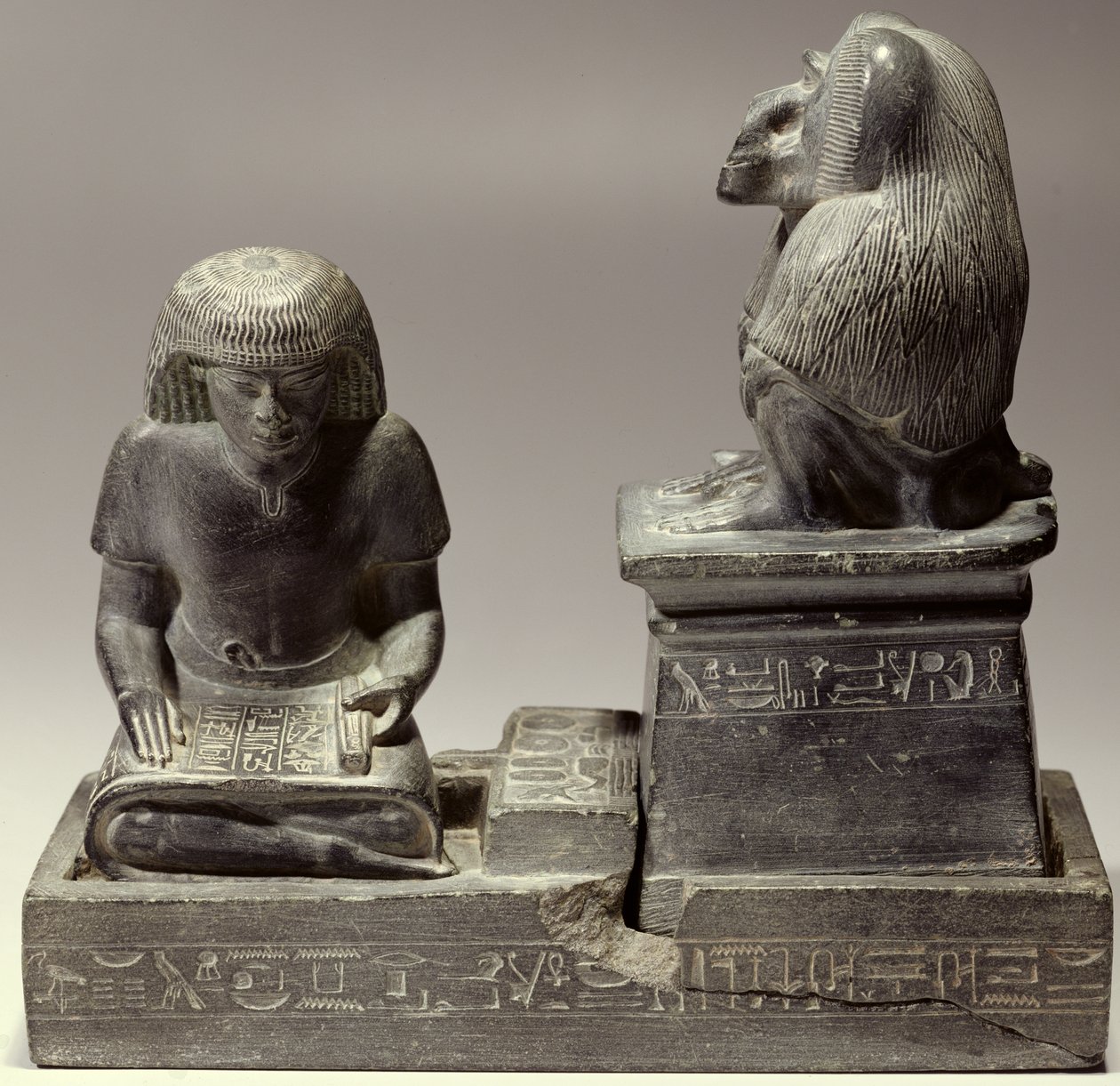 Den kongelige skriver Nebmertuf skriver under beskyttelse af måneguden Thoth (skifer) af New Kingdom Egyptian