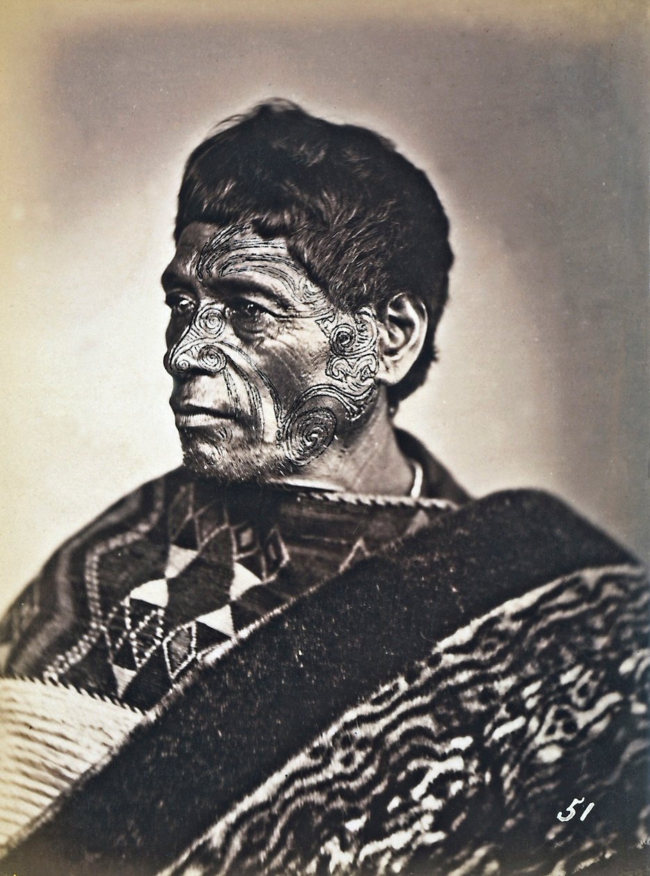 Portræt af en maori med tatoveret ansigt, ca.1886-88 af New Zealand Photographer