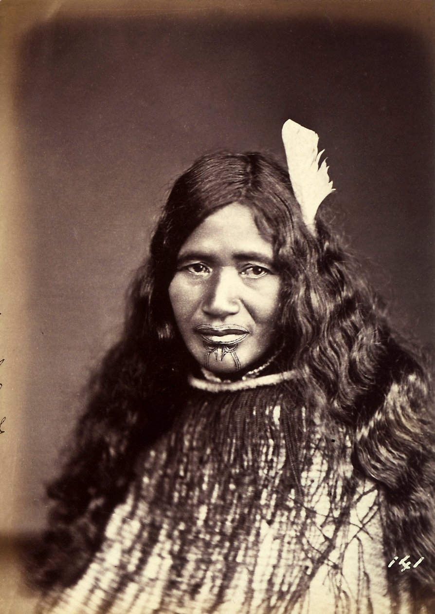 Portræt af en maori med tatoveret ansigt, ca.1886-88 af New Zealand Photographer