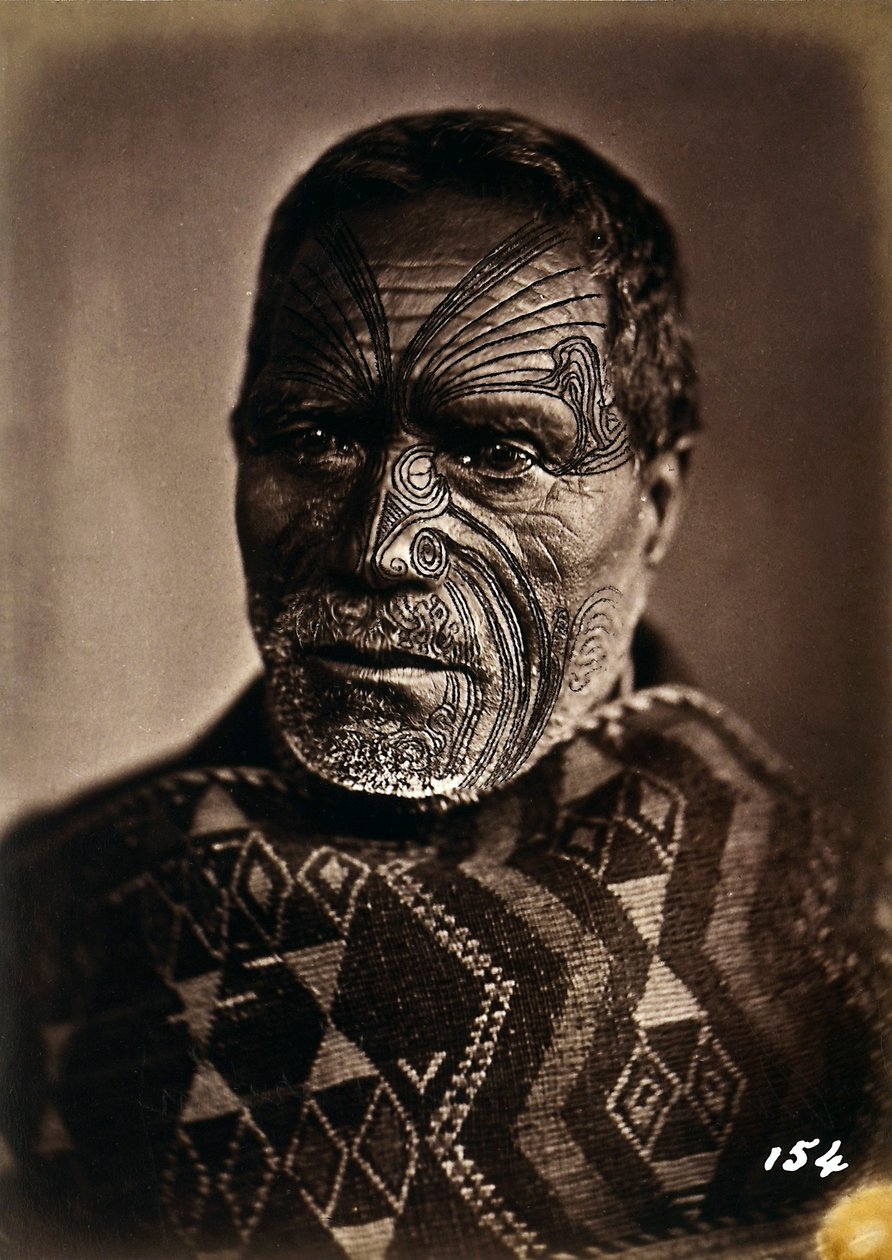 Portræt af en maori med tatoveret ansigt, ca.1886-88 af New Zealand Photographer