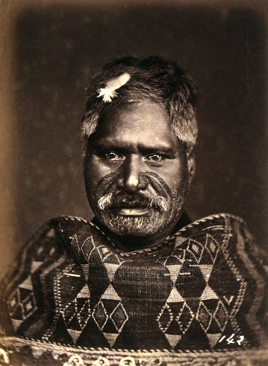 Portræt af en maori med tatoveret ansigt, ca.1886-88 af New Zealand Photographer