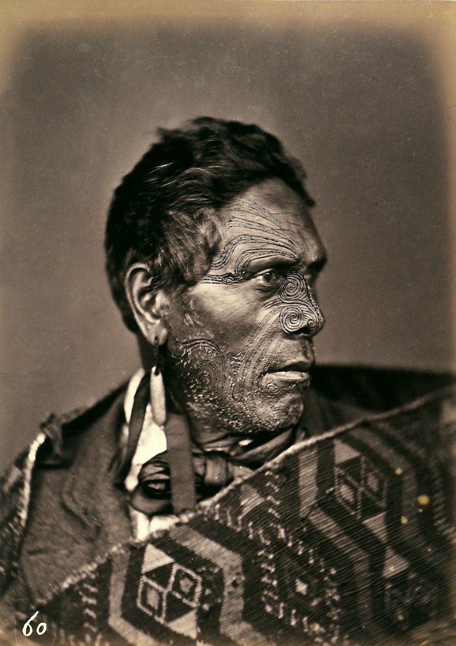 Portræt af en maori med tatoveret ansigt, ca.1886-88 af New Zealand Photographer