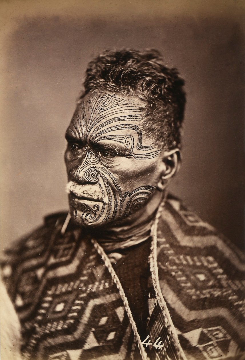Portræt af en maori med tatoveret ansigt, ca.1886-88 af New Zealand Photographer
