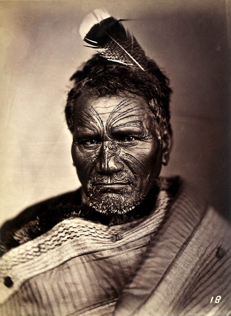 Portræt af en maori med tatoveret ansigt, ca.1886-88 af New Zealand Photographer