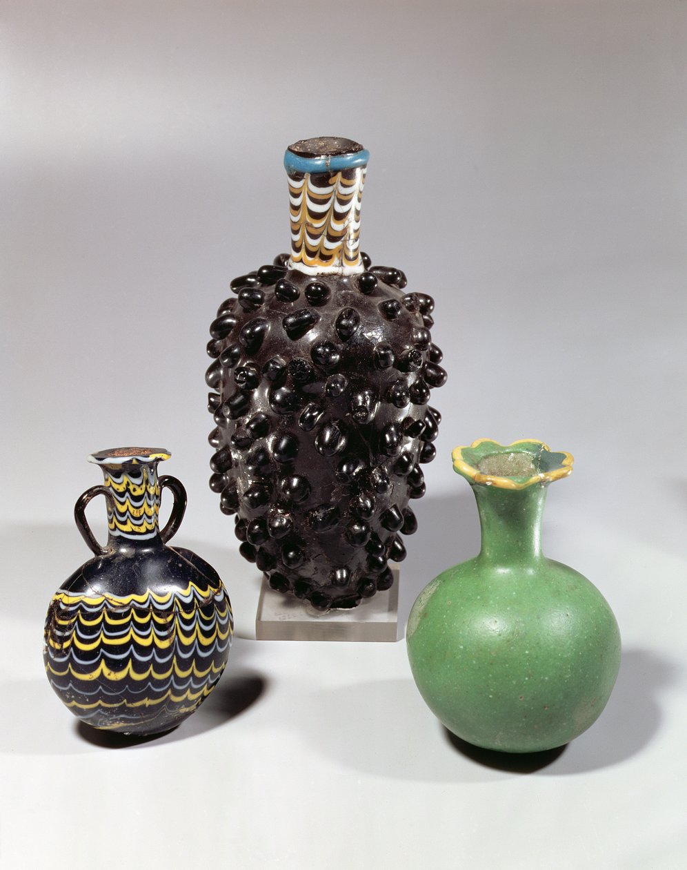Egyptiske vaser: drueklase, granatæble og bølgemotiv (glas) af New Kingdom Egyptian