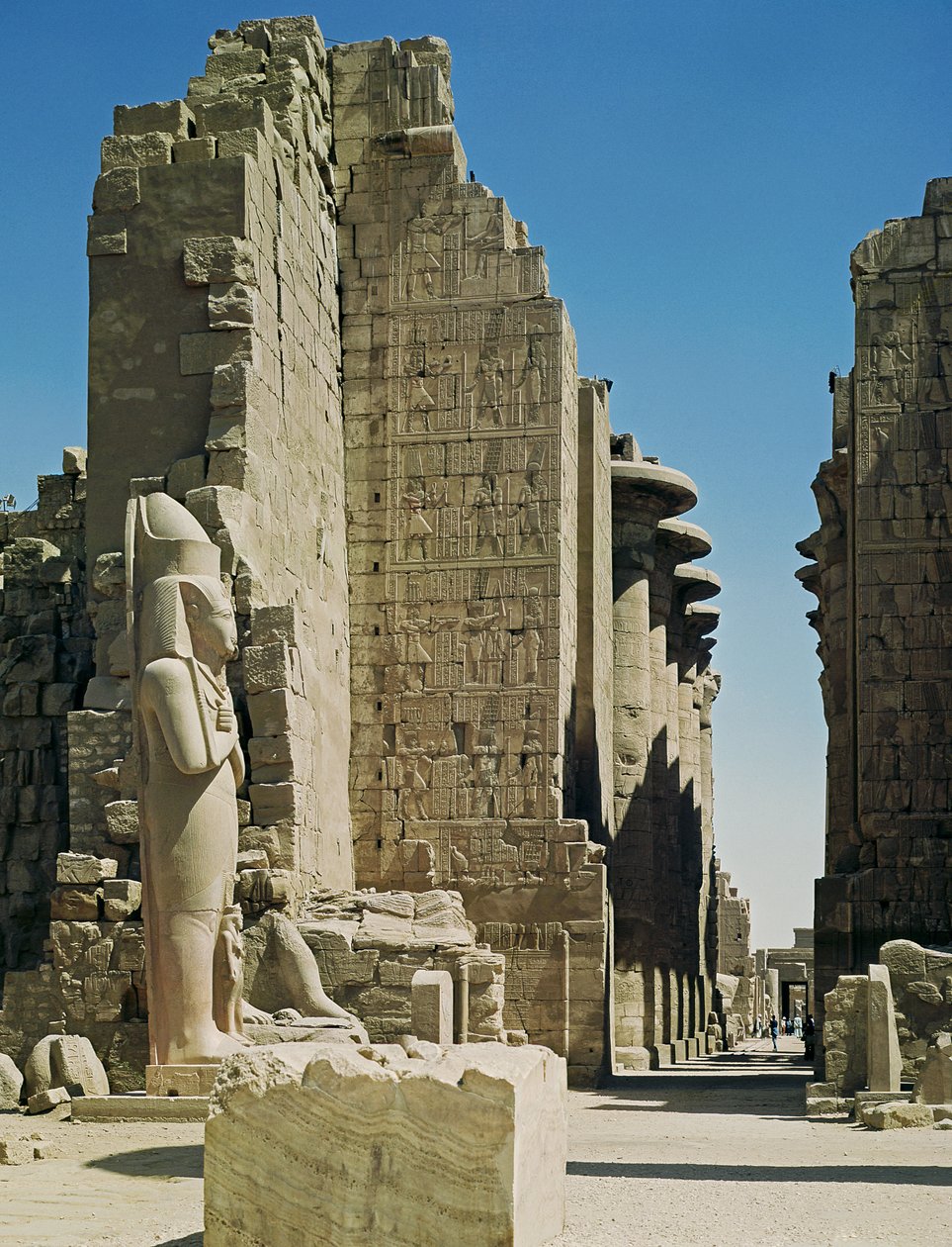 Udsigt over Den Store Domstol, indgangen til Hypostyle Hall og en statue af Ramesses II (ca. 1279-1213 f.Kr.) i Amuntemplet af New Kingdom Egyptian