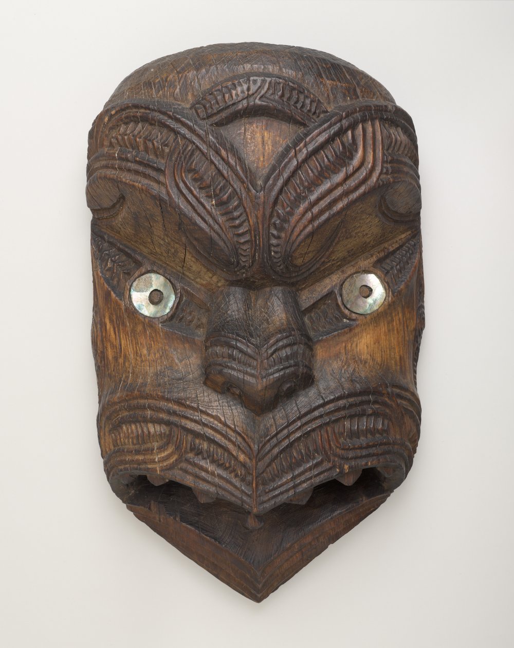 Gavlmaske (Koruru) fra Gisborne, North Island, ca. 1860 (træ og paua-skal) af New Zealand School