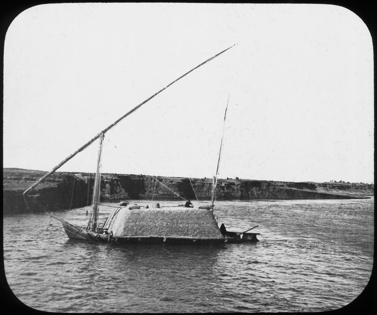 En lastet dahabiyeh, Egypten, c1890 af Newton and Co