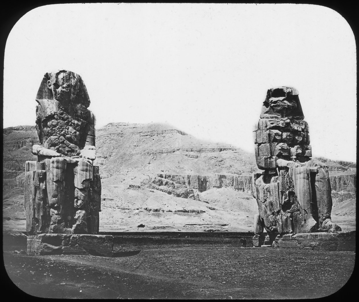 Kolosser af Memnon, Luxor Theben, Egypten, c1890 af Newton and Co