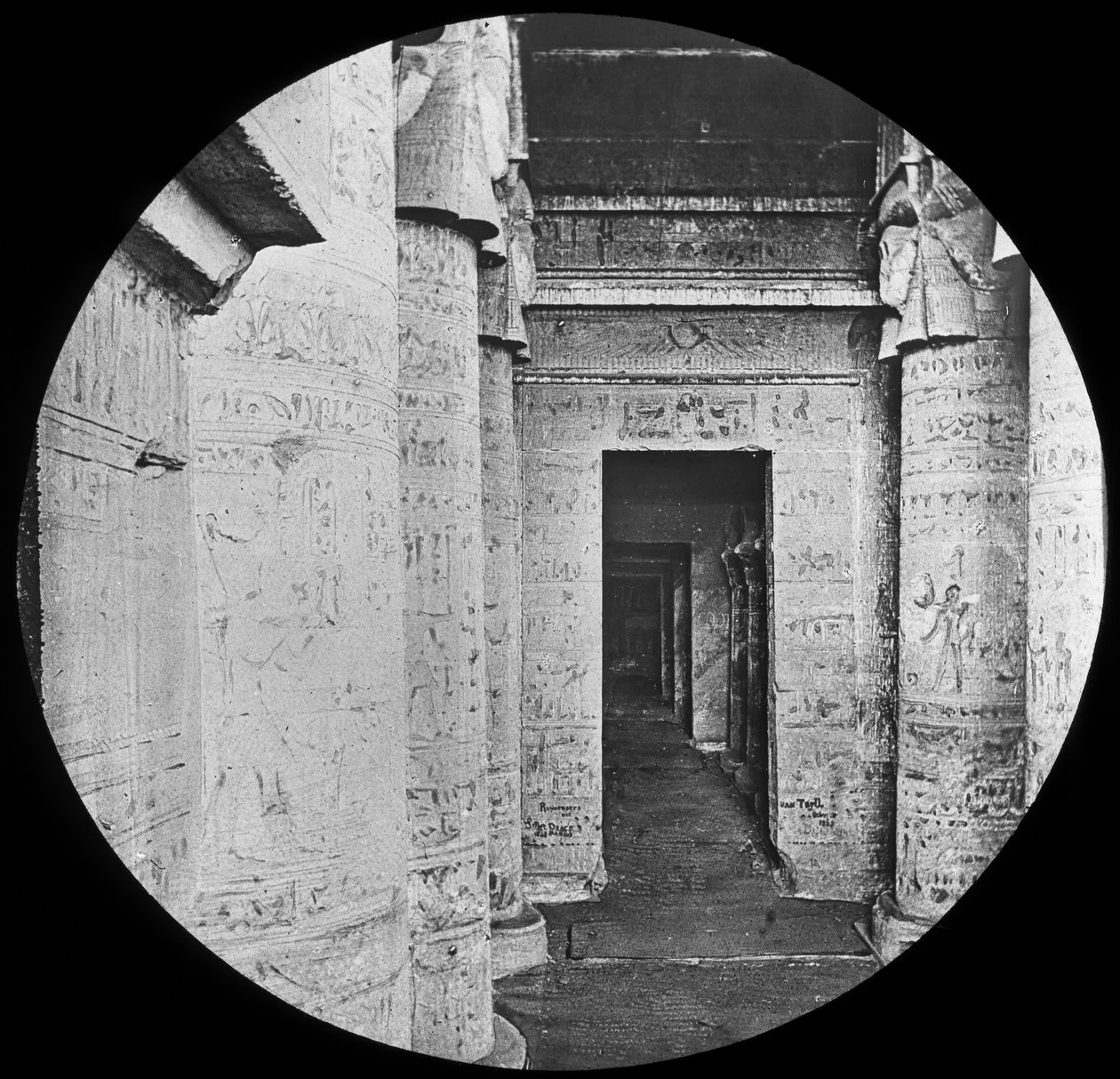 Interiør af Temple of Dendera, Egypten, c1890 af Newton and Co