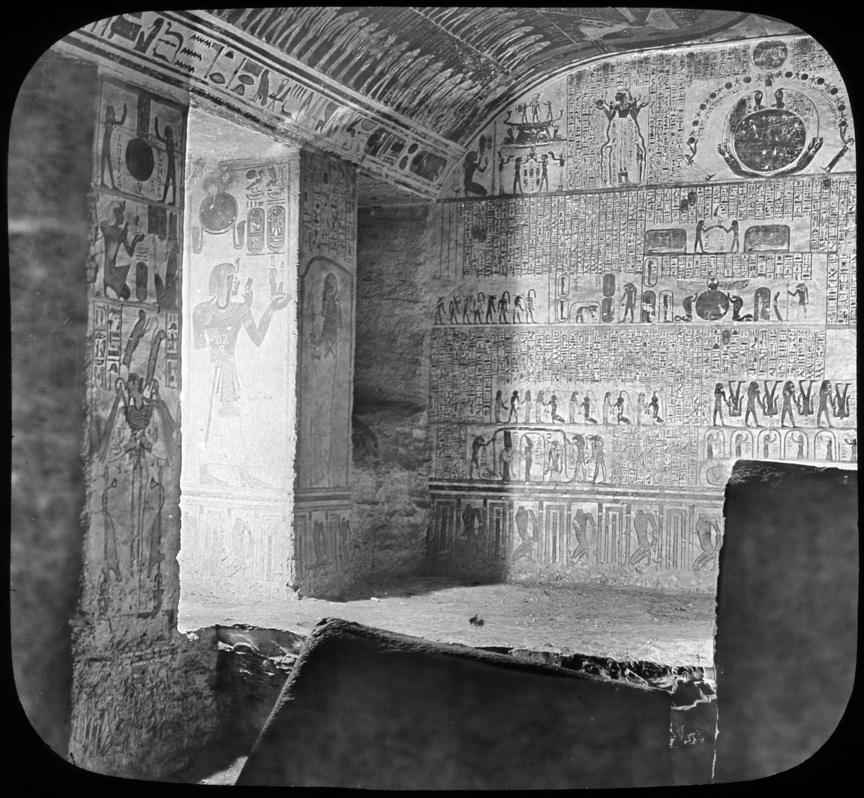 Sarkofag og gravkammer for Ramses VI, Kongernes Dal, Egypten, c1890 af Newton and Co