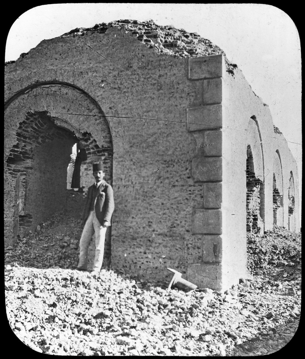 Ruinerne af Mahdis-graven i Omdurman, Sudan, c1898 af Newton and Co