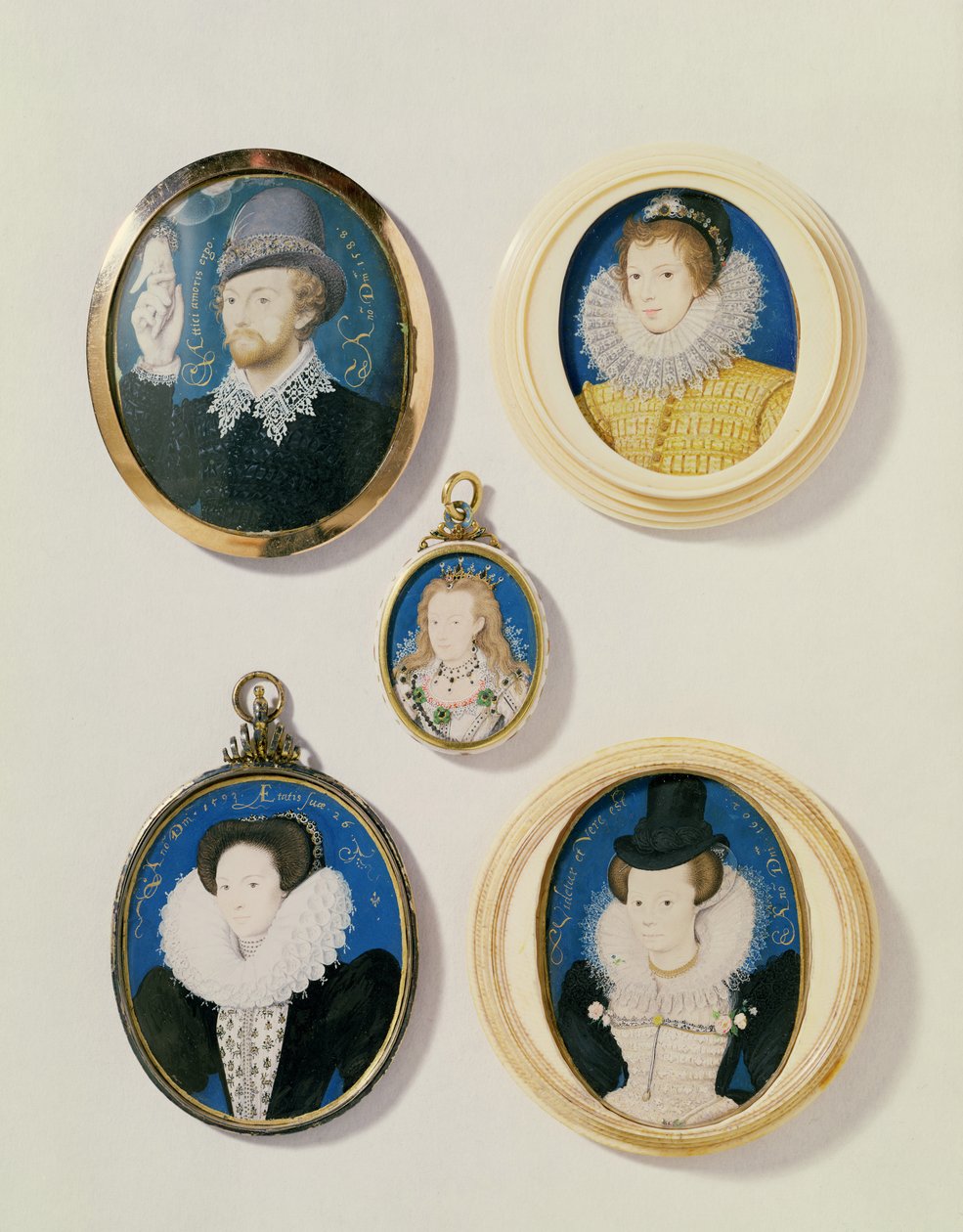 Miniaturer, fra venstre mod højre, fra T til B: Mand med en hånd fra en sky; Ukendt ung mand, 1588; Fru Holland på 26 år, 1593; Arabella Stuart, hertuginde af Lennox; Ukendt dame af Nicholas Hilliard