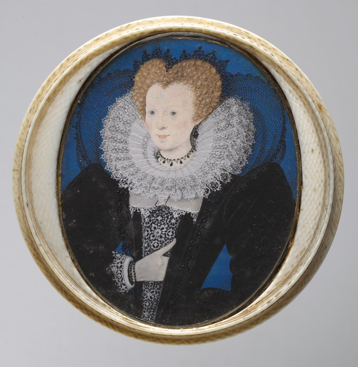 Portrait of a Woman, ca. 1590 (akvarel på vellum i original drejet elfenbensæske) af Nicholas Hilliard