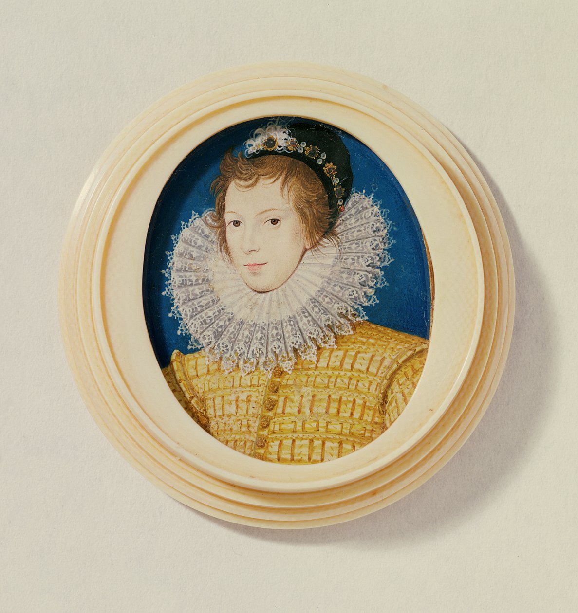 Ung mand i gult med motorhjelm og fjer, ca. 1585-90 (wc på vellum) af Nicholas Hilliard