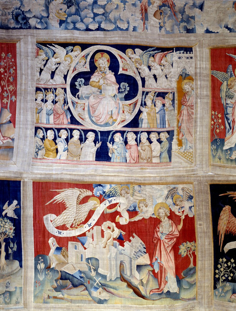 Åbenbaringsgardin (1373-1383), n. 13: Gud og Lammet, symbol på Kristus. Nedenfor, n. 20, befrier de tre engle kræfterne. Tapestry af Nicolas Bataille (1330-1405) af Nicolas Bataille