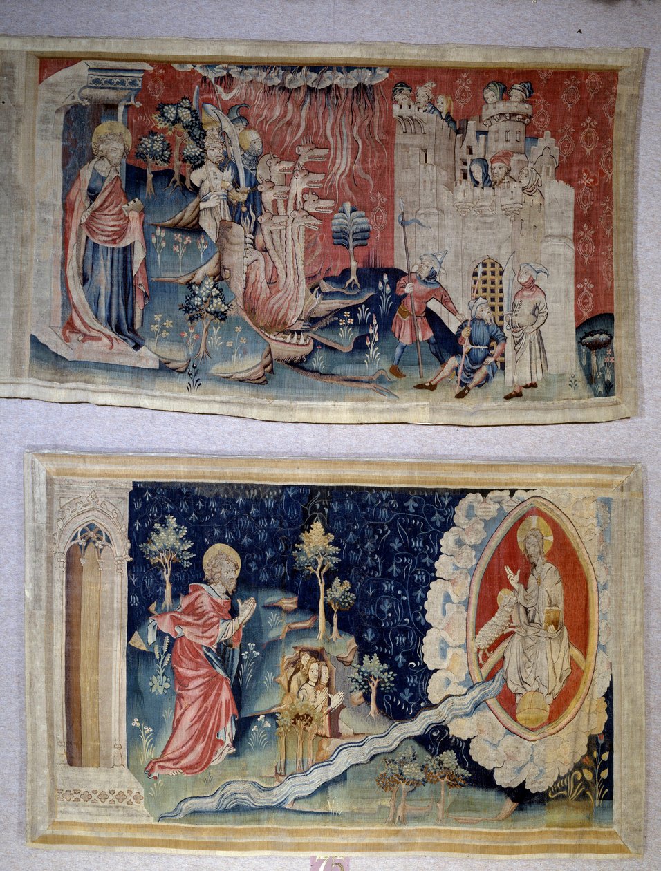 Ophængning af åbenbaring (1373-1383), n. 72: Satan belejrer byen. N. 74: Sankt Johannes før Kristus. Tapestry af Nicolas Bataille (1330-1405) af Nicolas Bataille