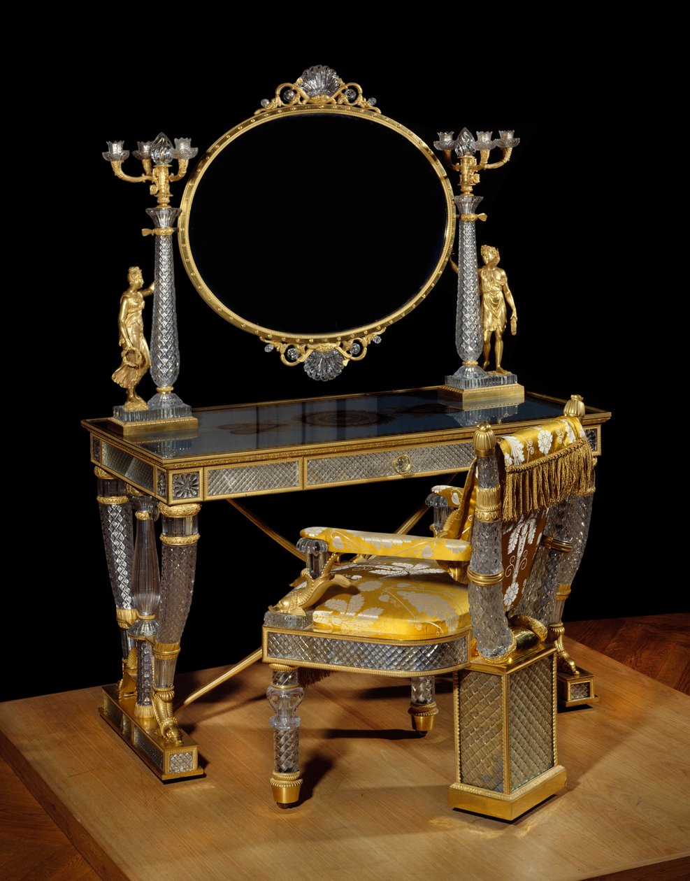 Bord- og toiletstol af hertuginden af Berry (Marie Caroline Ferdinande Louise de Bourbon, prinsesse af de to Sicilier (Deux Sicilies) (1798-1870). Krystal, gylden bronze og eglomise glas. Møbler fremstillet af Nicolas Henri Jacob (1782-1871) ) af Nicolas Henri Jacob