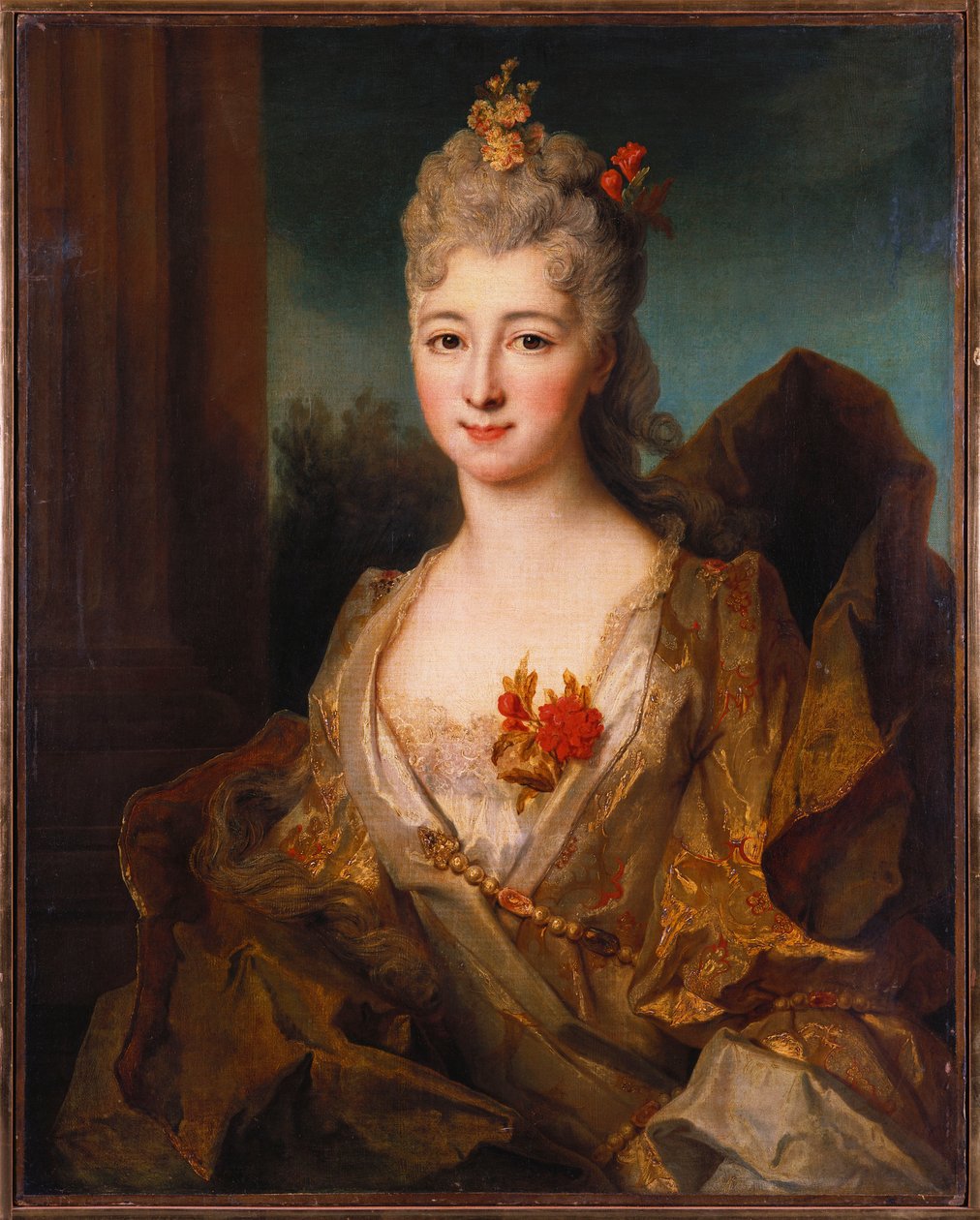 Portræt af en dame, halvlang, i en hvid og guld broderet kjole, med blomster i håret af Nicolas de Largillière