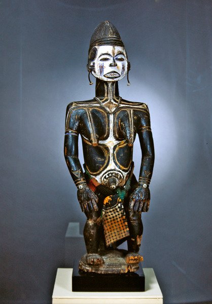 Kvindestatue, Idoma (træ, maling og stof) af Nigerian