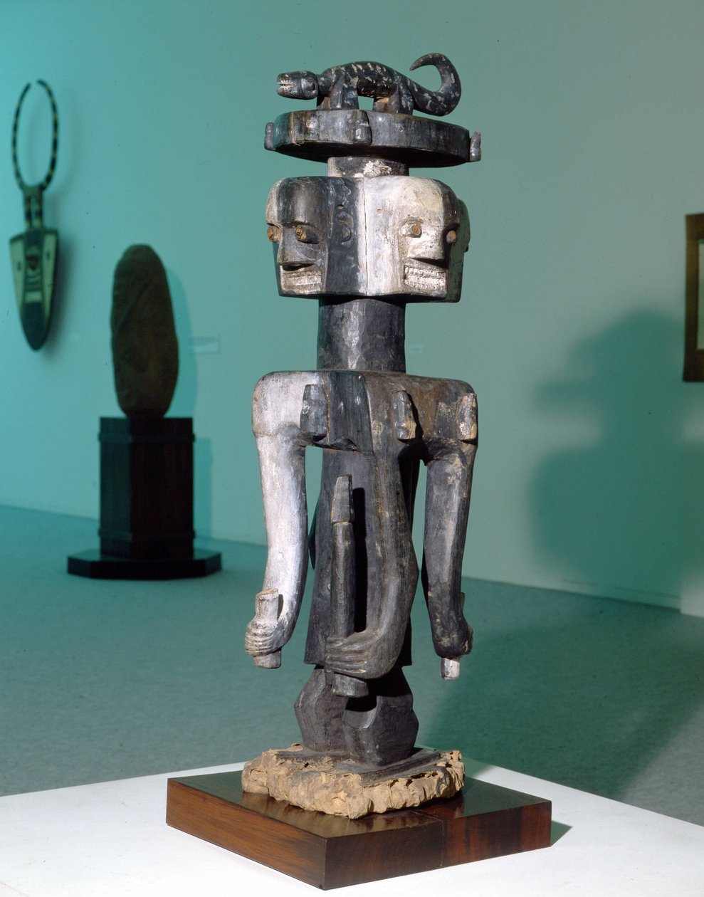 Folkets kunst "" Ijo"" (Nigeria). Skulptur, der forestiller en kultkarakter sandsynligvis en fallisk gud. af Nigerian Nigerian