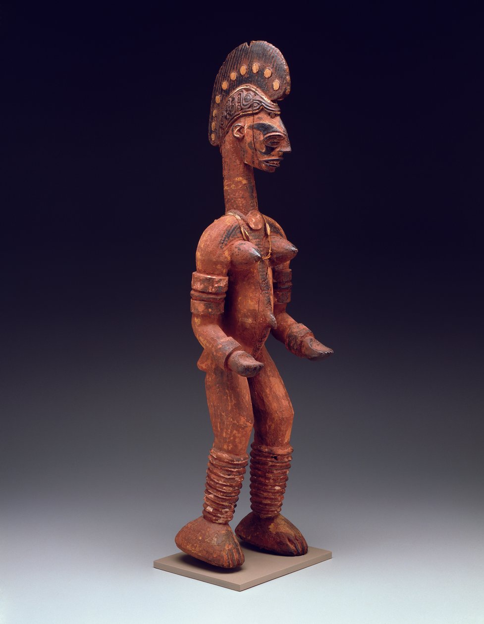 Stående kvindefigur, slutningen af det 19. til det 20. århundrede (polykromt træ med metal, fibre og perler) af Nigerian Nigerian