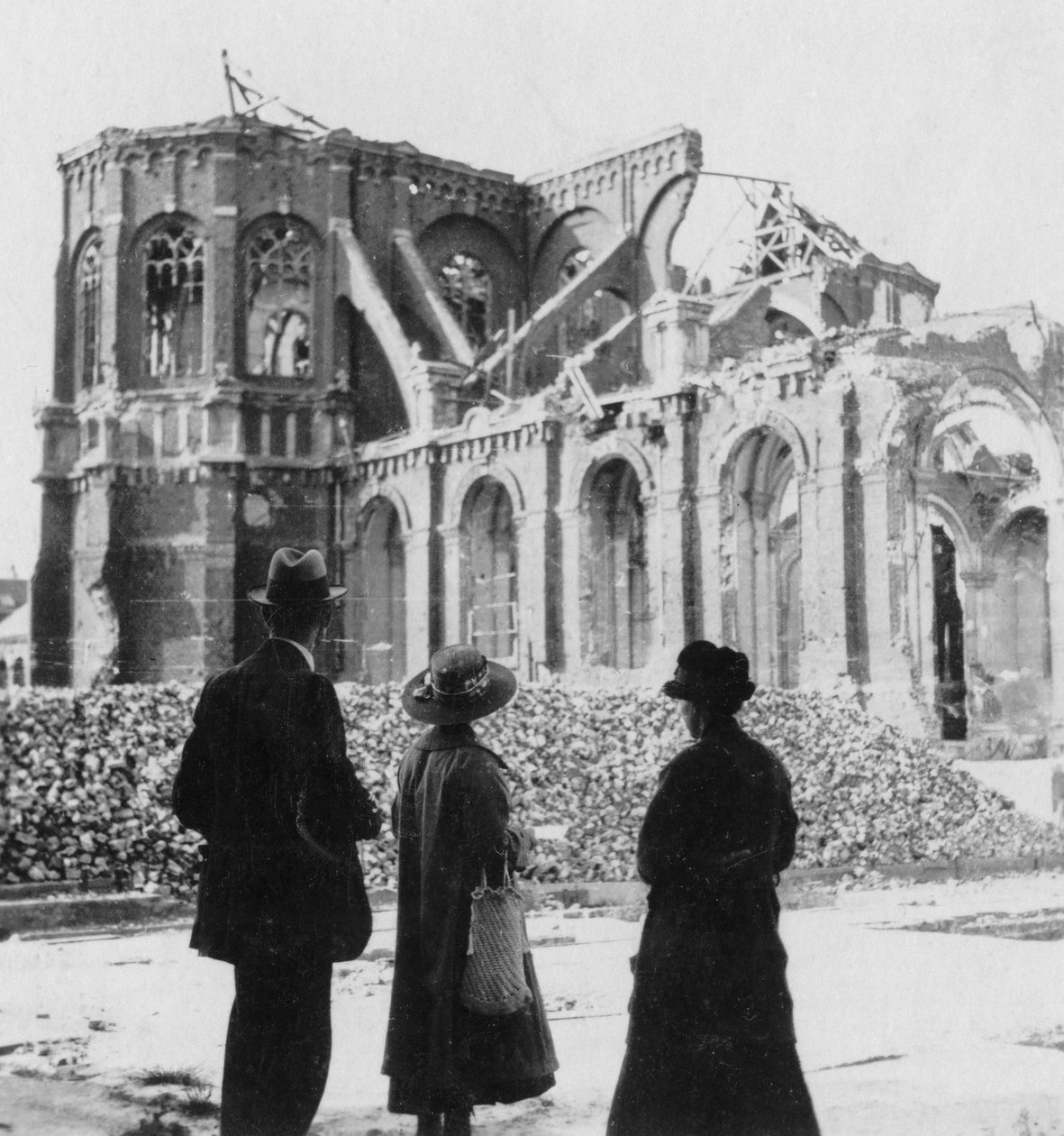 Skader på Notre Dame-kirken, Armentières, Frankrig, Første Verdenskrig, c1914-c1918 af Nightingale and Co