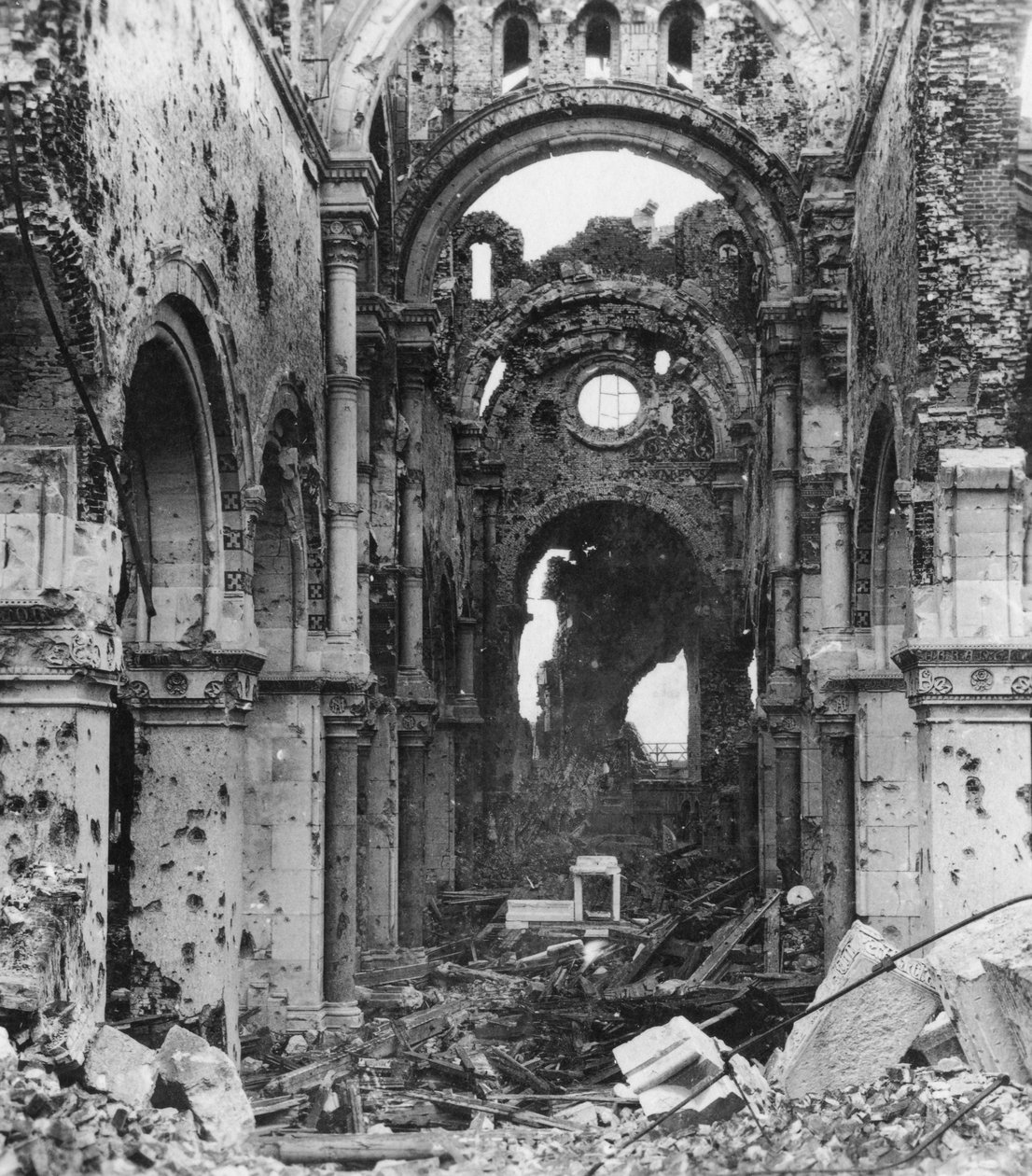 Beskadiget interiør af Albert Cathedral, Frankrig, Første Verdenskrig, c1914-c1918 af Nightingale and Co
