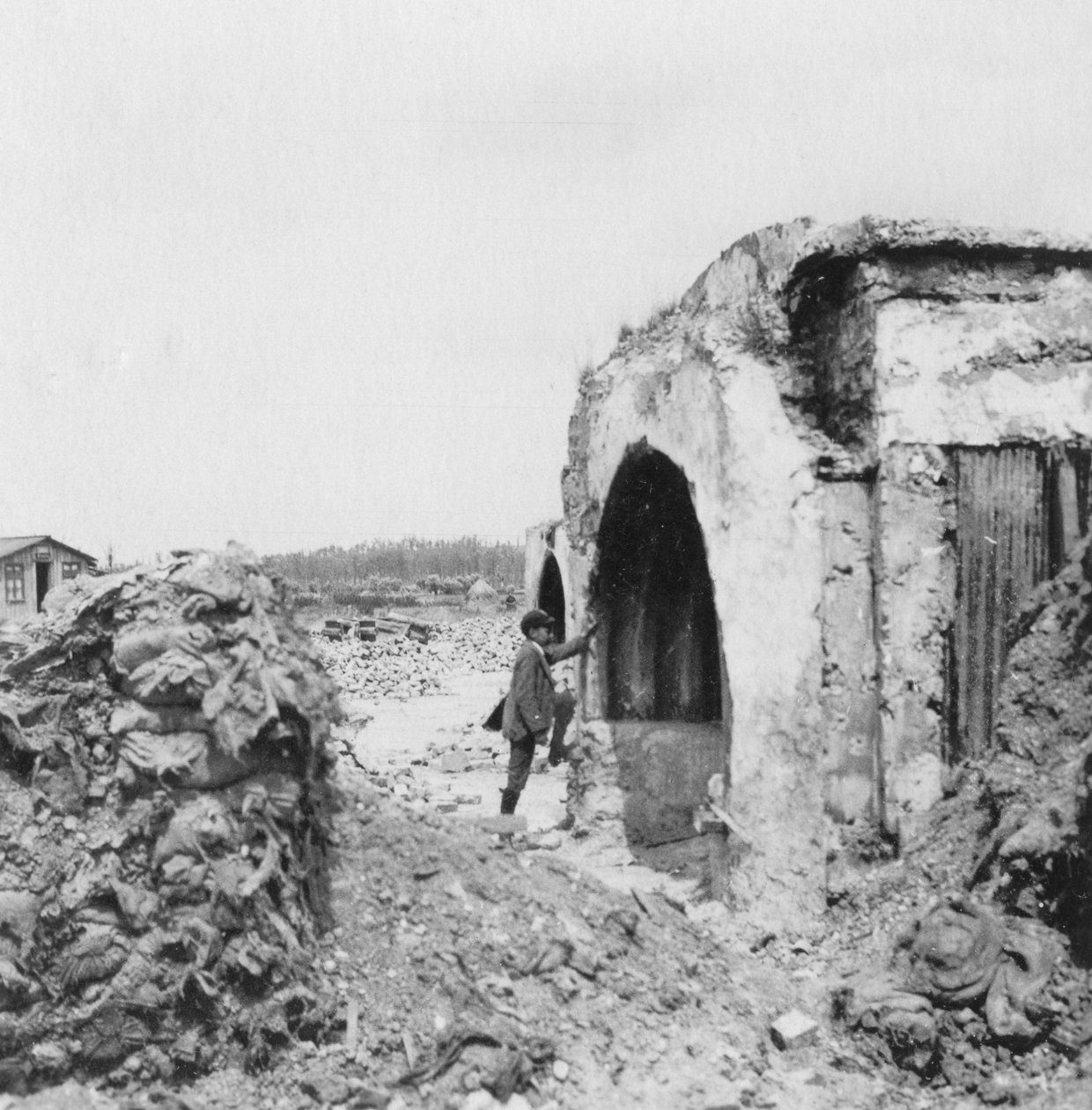 Udgravning lavet af beton og foret med bølgeblik, 1. verdenskrig, c1914-c1918 af Nightingale and Co
